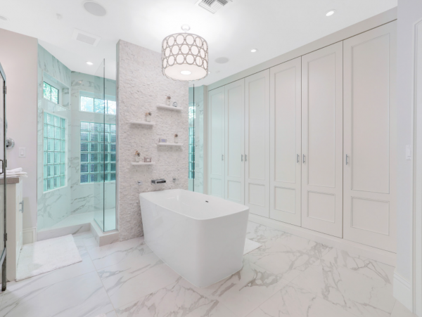 Luxurious Retreat with a Pool in Olde Naples, Steps from the Beach